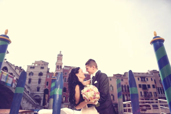 Bride and groom in Venice — Stock Photo, Image