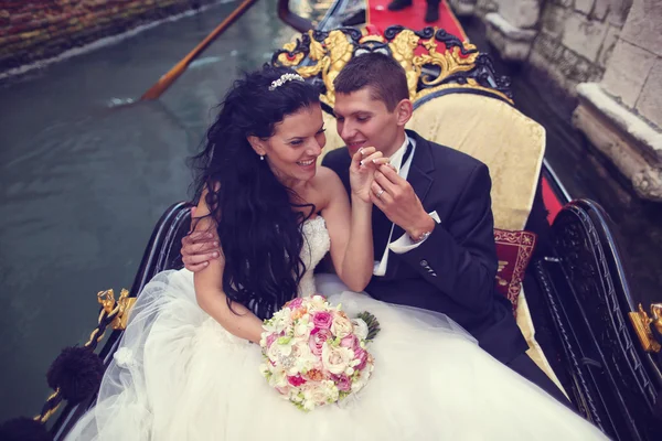 Bride and groom in Venice, in a gondola — Stock Photo, Image