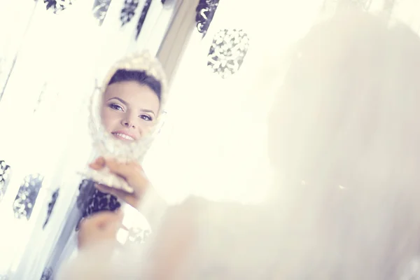 鏡の中に美しい花嫁 — ストック写真