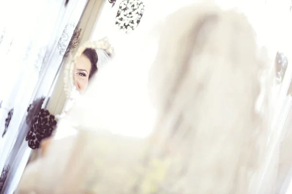 一个新娘在镜子里的脸 — 图库照片