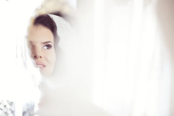 Visage d'une mariée dans le miroir — Photo