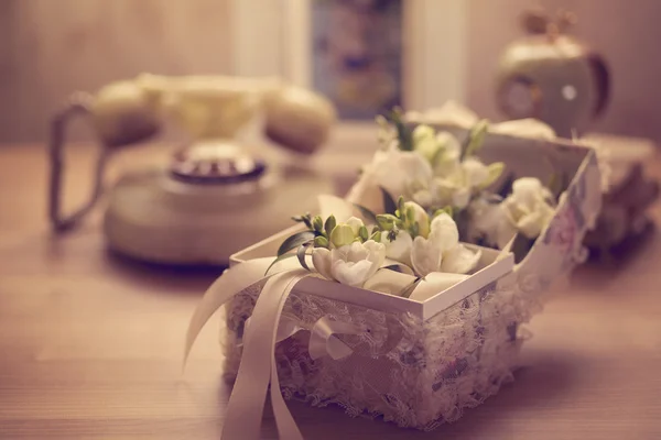 Flores em caixa elegante na mesa — Fotografia de Stock