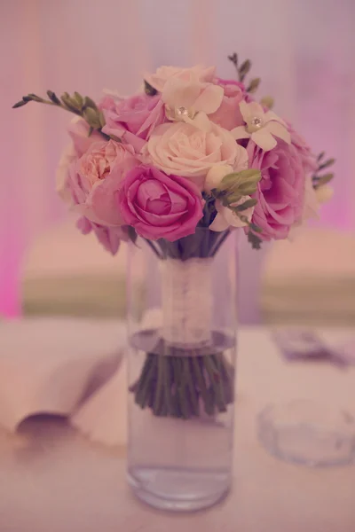 Roses bukett på vas — Stockfoto