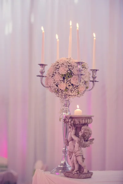 Decorazione nuziale con rose e candele — Foto Stock