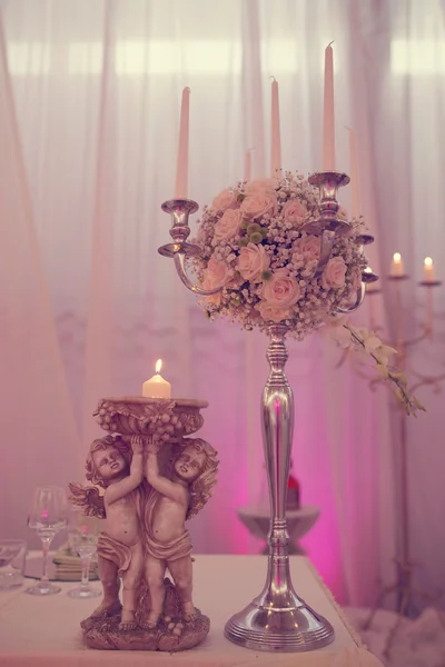 Decorazione nuziale con rose e candele — Foto Stock