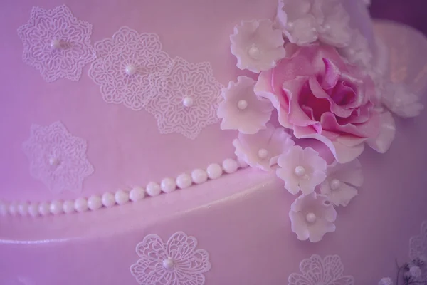 Wedding cake with pink flower — Stock Photo, Image