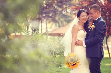 Gelin ve damat parkta