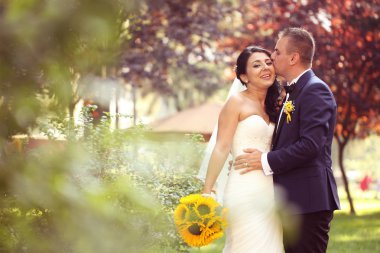 Gelin ve damat parkta