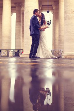 Gelin ve damat öpüşüyor.