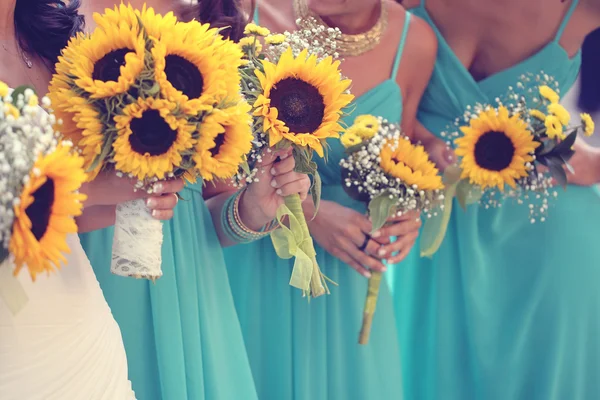Bruid en bruidsmeisjes met zonnebloemen boeket — Stockfoto