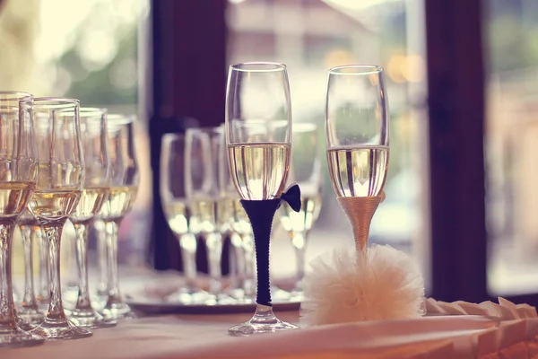 結婚式の日にカンパーニュをいっぱいグラス — ストック写真