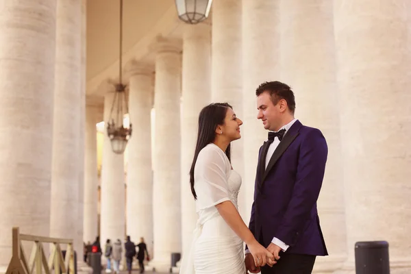 Cheerful bride and groom — Stock Photo, Image