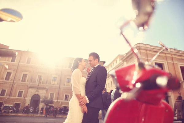 Mariée et marié dans la ville — Photo