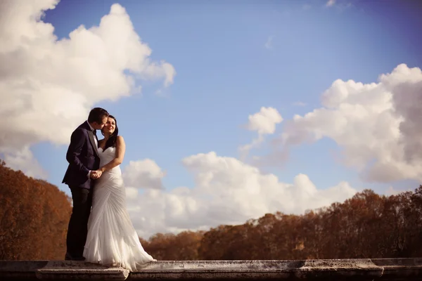 Bruden och brudgummen på bron — Stockfoto
