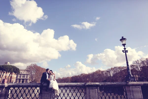 Mariée et marié sur le pont — Photo