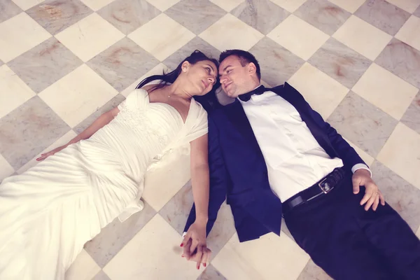 Bride and groom on pavement — Stock Photo, Image