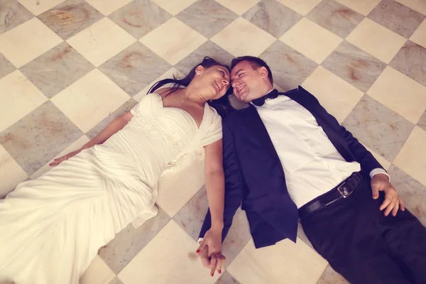 Bride and groom on pavement — Stock Photo, Image