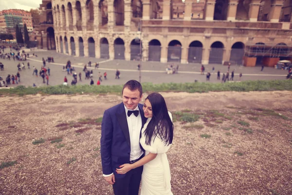 新娘和新郎在罗马竞技场附近 — 图库照片