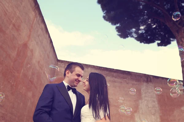 Bruden och brudgummen med bubblor tvål — Stockfoto