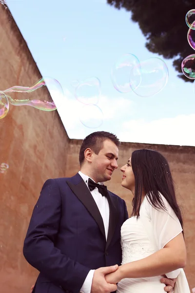 Brautpaar mit Seifenblasen — Stockfoto