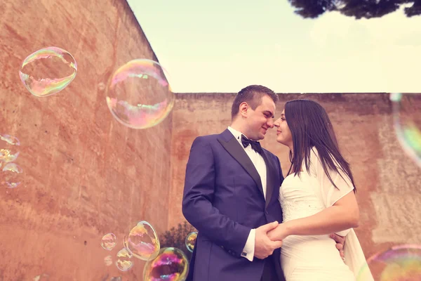 Mariée et marié avec des bulles savon — Photo