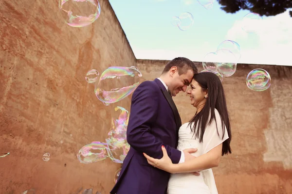 Mariée et marié avec des bulles savon — Photo