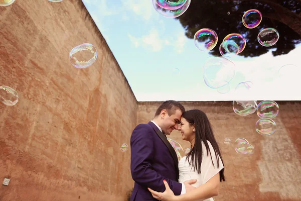 Жених и невеста с пузырьками мыла — стоковое фото