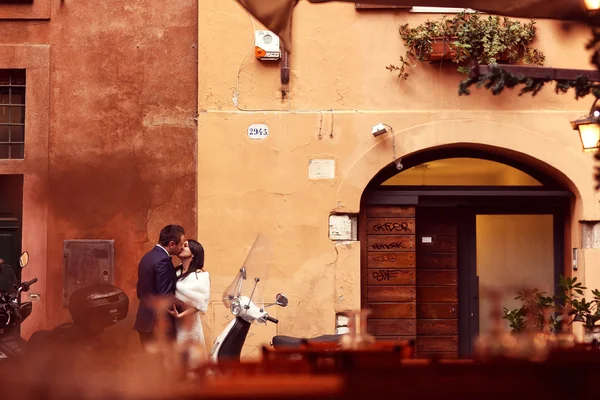 Sposa e sposo in città — Foto Stock