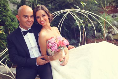 Gelin ve damat beyaz bankta