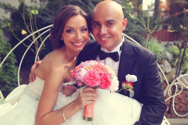 Gelin ve damat beyaz bankta