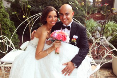 Gelin ve damat beyaz bankta