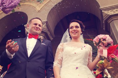 Mutlu gelin ve damat Kilisesi önünde