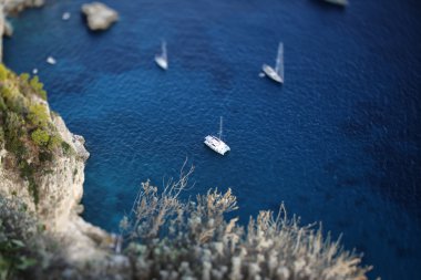 Kayalar ve gemi İtalyan deniz manzarası
