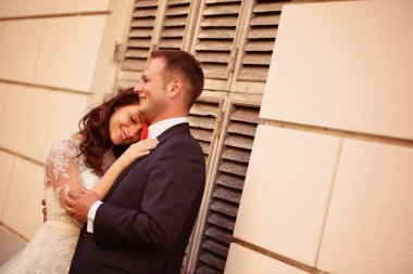 Gelin ve damat kucaklıyor