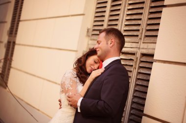 Gelin ve damat kucaklıyor