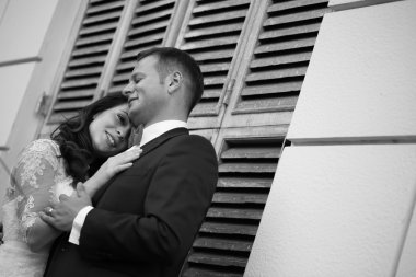 Gelin ve damat kucaklıyor