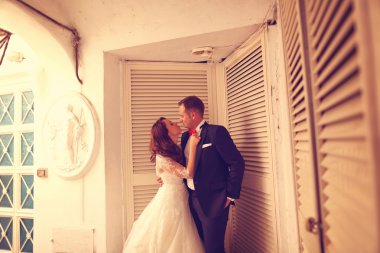 Gelin ve damat yakınındaki eski ev