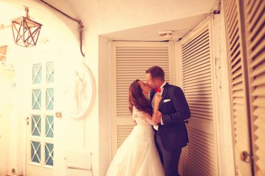 Gelin ve damat yakınındaki eski ev