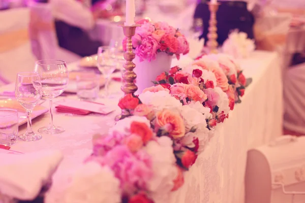 Hochzeitstisch mit Blumen — Stockfoto