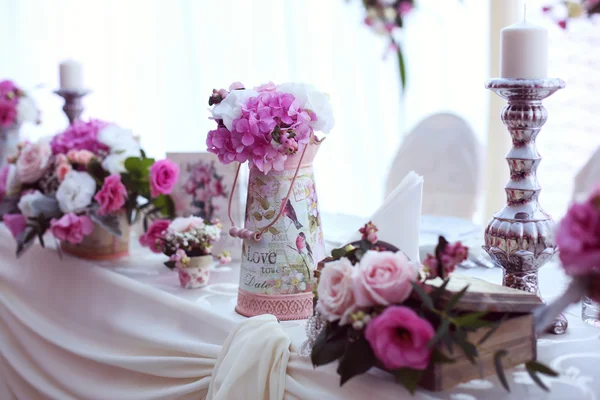 Hochzeitstisch schön mit Blumen dekoriert — Stockfoto