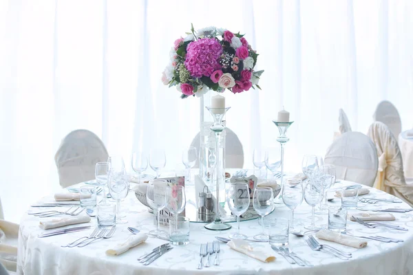 Table de mariage joliment décorée avec des fleurs — Photo