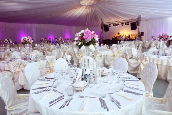 Mesa de boda bellamente decorada con flores —  Fotos de Stock