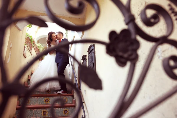 新娘和新郎在楼梯上 — 图库照片