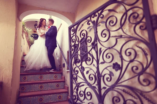 新娘和新郎在楼梯上 — 图库照片