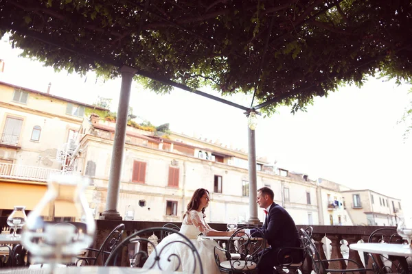 Bride and groom in a outdoor restaurant — Stock Photo, Image