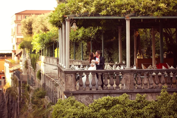 Жених и невеста в ресторане на открытом воздухе — стоковое фото