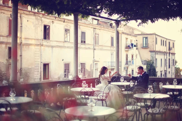 Sposo e sposo in un ristorante all'aperto — Foto Stock