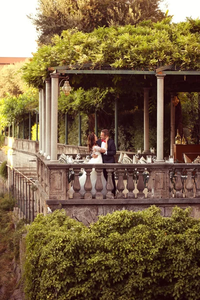 Νύφη και γαμπρός στο το oudoor εστιατόριο — Φωτογραφία Αρχείου