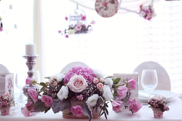 Bruiloft decor met bloemen — Stockfoto