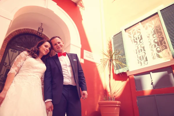 Bride and groom near old house — Stock Photo, Image